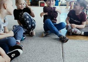 chłopiec w czapce policyjnej