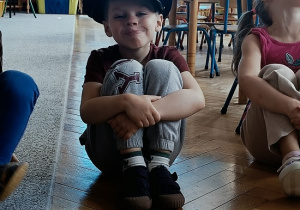 chłopiec w czapce policyjnej