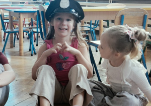 dziewczynka w czapce policyjnej