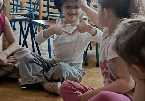 dziewczynka w czapce policyjnej