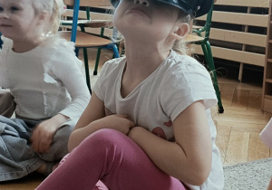 dziewczynka w czapce policyjnej