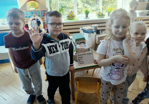 chłopcy prezentują auto z pudełek