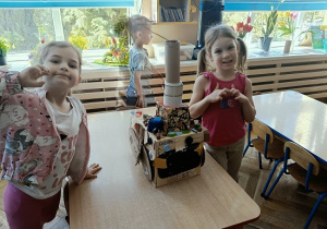 dziewczynki prezentują auto z pudełek