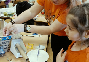 dzieci wykonują auta z pudełek i plastiku