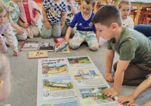 O książce i papierze.
