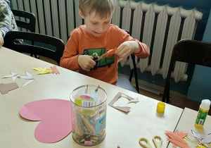 dzieci wykonują laurkę dla mamy