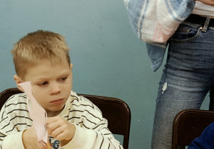 dzieci wykonują laurkę dla mamy