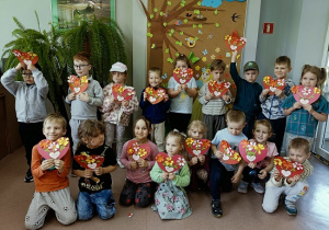 dzieci prezentują swoje laurki dla mamy