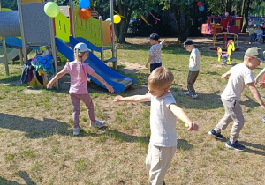 zabawy taneczne dzieci na placu przedszkolnym