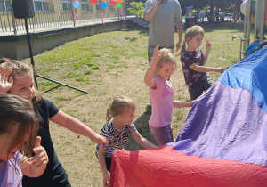 zabawy z chustą animacyjną na placu przedszkolnym