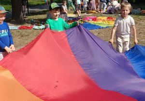 zabawy z chustą animacyjną na placu przedszkolnym