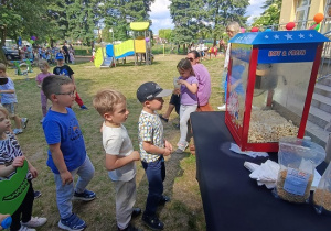 jedzenie popcornu