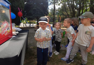 jedzenie popcornu