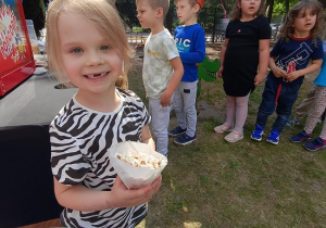 jedzenie popcornu