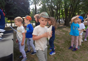 jedzenie popcornu