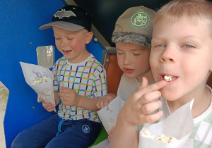 jedzenie popcornu