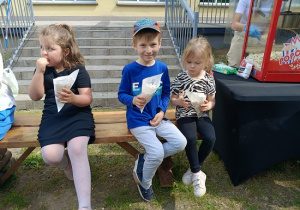 jedzenie popcornu
