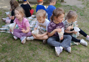 jedzenie popcornu