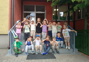 pozowanie do zdjęcia na schodach przedskola