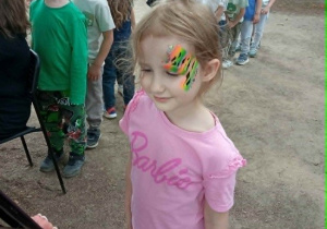 dziewczynka z pomalowaną buzią