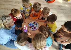 dzieci eksperymentują