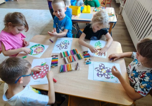 dzieci wyklejają plasteliną obrazki
