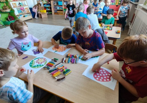dzieci wyklejają plasteliną obrazki