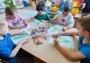 dzieci wyklejają plasteliną obrazki