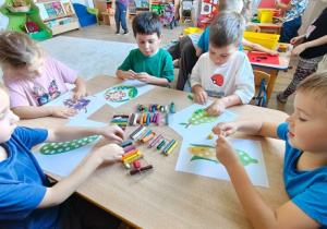 dzieci wyklejają plasteliną obrazki