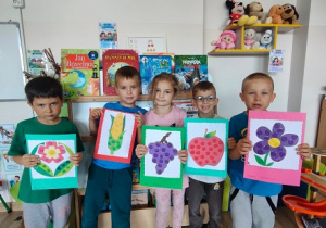 dzieci prezentują swoje obrazki