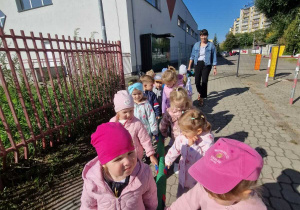 dzieci maszerują w parach