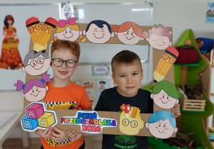 dzieci w ramce pozują do zdjęcia