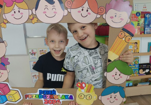 dzieci w ramce pozują do zdjęcia