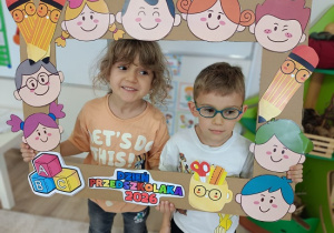 dzieci w ramce pozują do zdjęcia