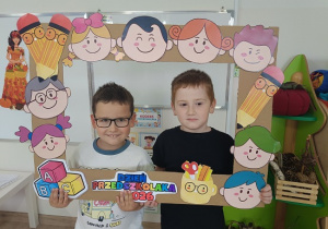 dzieci w ramce pozują do zdjęcia