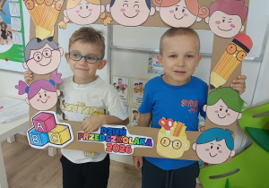 dzieci w ramce pozują do zdjęcia
