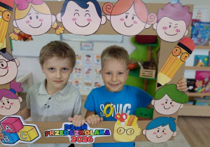dzieci w ramce pozują do zdjęcia