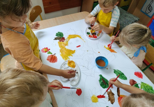 dzieci malują postać Pani Jesieni