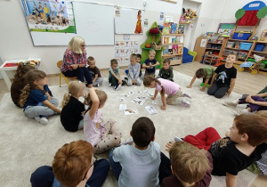dzieci uczestniczą w zajęciach