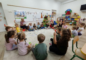 dzieci uczestniczą w zajęciach
