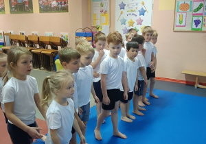 dzieci ćwiczą na matach