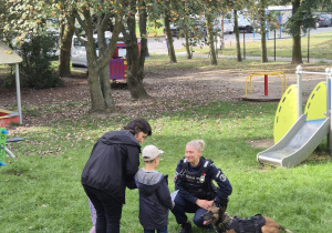 Spotkanie z policjantkami z psem.