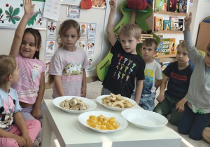 dzieci degustują owoce