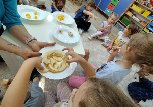 dzieci smakują owoce