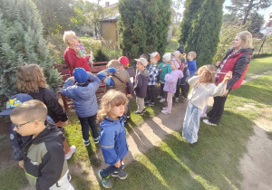 dzieci słuchają informacji o sadzeniu kwiatów w okresie jesiennym