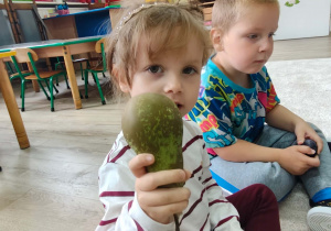 dziewczynka z gruszką w ręku