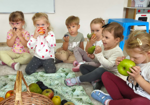 dzieci wąchają owoce