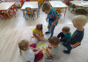 dzieci wokół obrazka gruszki