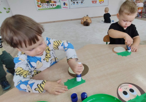 chłopcy podczas wykonywania pracy plastycznej
