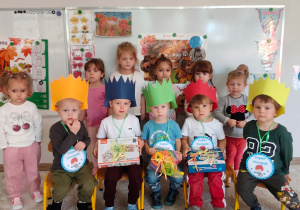 chłopcy i dziewczynki na zdjęciu grupowym
